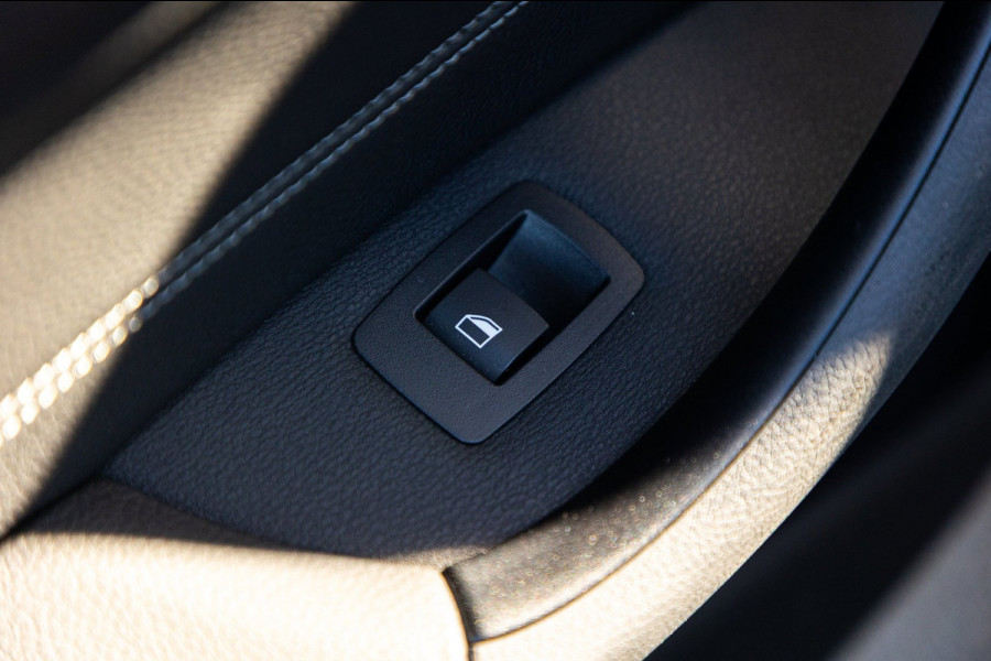 BMW X1 SDrive20i Nedcar Edition Panoramadak I Leder I Sportstoelen I Head Up I Camera I Led I Trekhaak I BTW