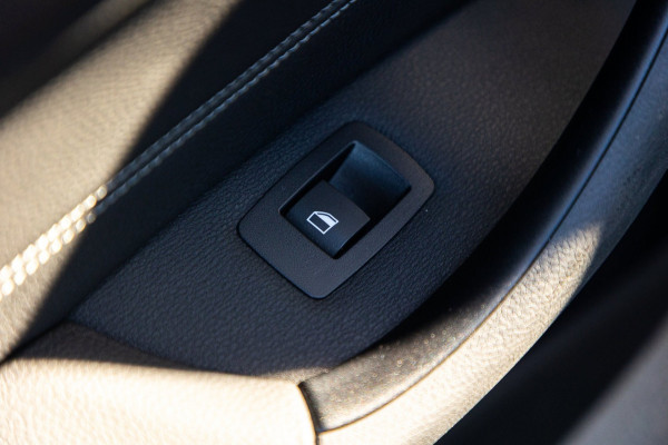 BMW X1 SDrive20i Nedcar Edition Panoramadak I Leder I Sportstoelen I Head Up I Camera I Led I Trekhaak I BTW