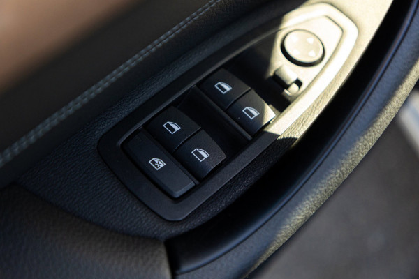 BMW X1 SDrive20i Nedcar Edition Panoramadak I Leder I Sportstoelen I Head Up I Camera I Led I Trekhaak I BTW