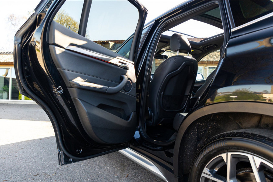 BMW X1 SDrive20i Nedcar Edition Panoramadak I Leder I Sportstoelen I Head Up I Camera I Led I Trekhaak I BTW