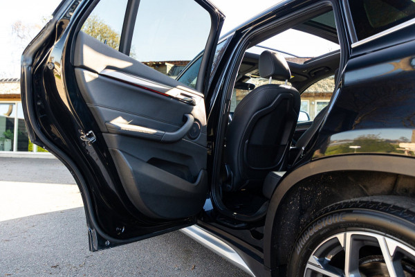 BMW X1 SDrive20i Nedcar Edition Panoramadak I Leder I Sportstoelen I Head Up I Camera I Led I Trekhaak I BTW