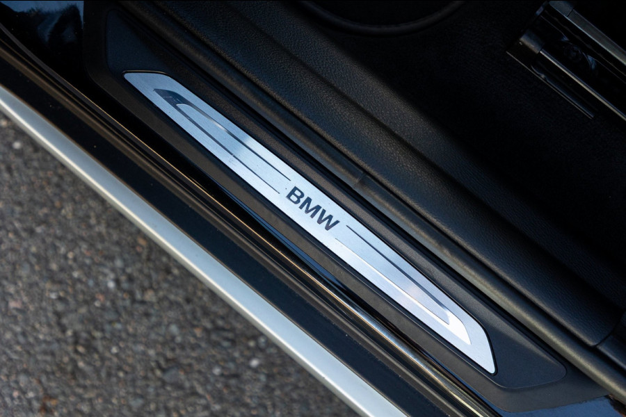 BMW X1 SDrive20i Nedcar Edition Panoramadak I Leder I Sportstoelen I Head Up I Camera I Led I Trekhaak I BTW