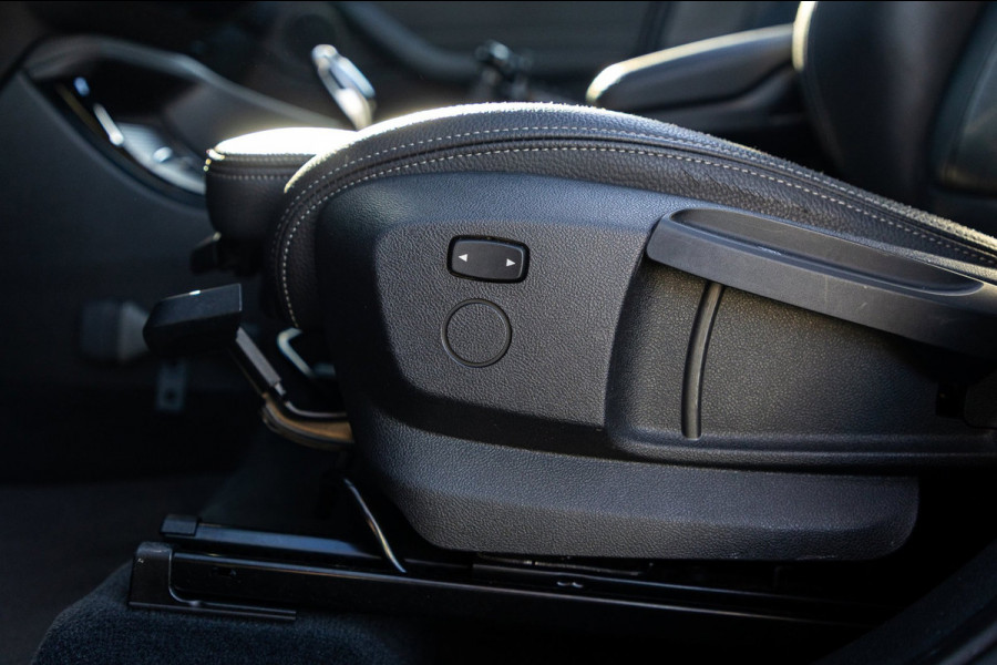 BMW X1 SDrive20i Nedcar Edition Panoramadak I Leder I Sportstoelen I Head Up I Camera I Led I Trekhaak I BTW