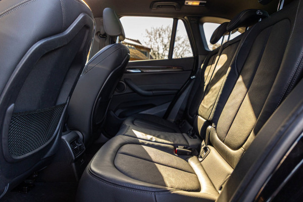BMW X1 SDrive20i Nedcar Edition Panoramadak I Leder I Sportstoelen I Head Up I Camera I Led I Trekhaak I BTW