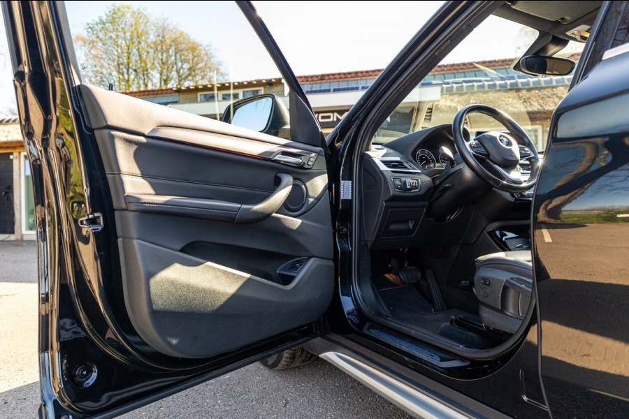 BMW X1 SDrive20i Nedcar Edition Panoramadak I Leder I Sportstoelen I Head Up I Camera I Led I Trekhaak I BTW