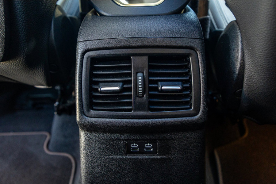 BMW X1 SDrive20i Nedcar Edition Panoramadak I Leder I Sportstoelen I Head Up I Camera I Led I Trekhaak I BTW