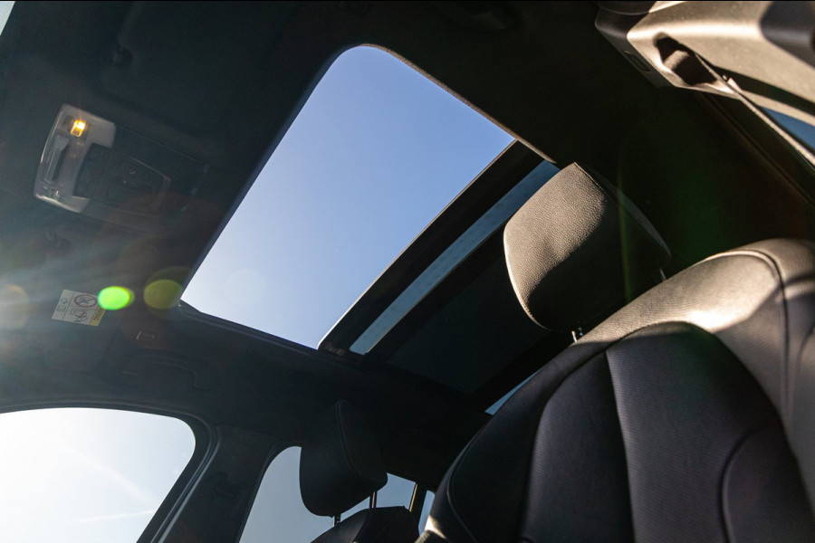 BMW X1 SDrive20i Nedcar Edition Panoramadak I Leder I Sportstoelen I Head Up I Camera I Led I Trekhaak I BTW