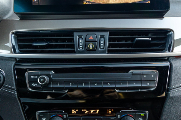 BMW X1 SDrive20i Nedcar Edition Panoramadak I Leder I Sportstoelen I Head Up I Camera I Led I Trekhaak I BTW