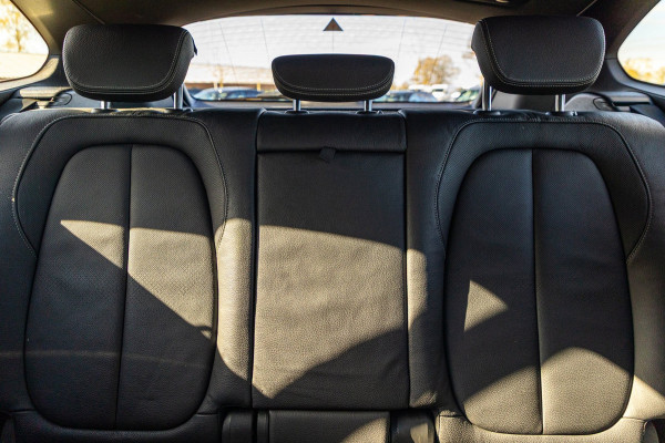 BMW X1 SDrive20i Nedcar Edition Panoramadak I Leder I Sportstoelen I Head Up I Camera I Led I Trekhaak I BTW