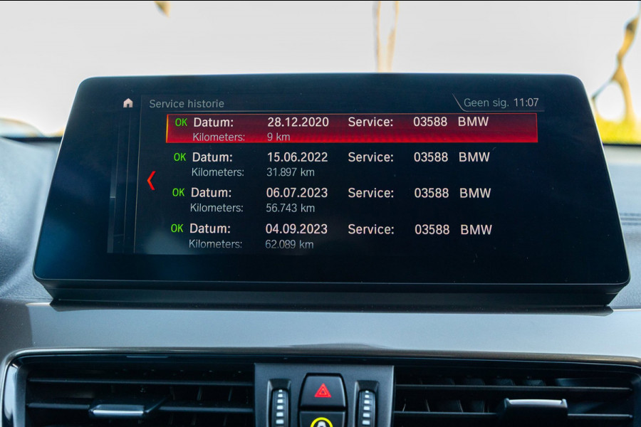 BMW X1 SDrive20i Nedcar Edition Panoramadak I Leder I Sportstoelen I Head Up I Camera I Led I Trekhaak I BTW