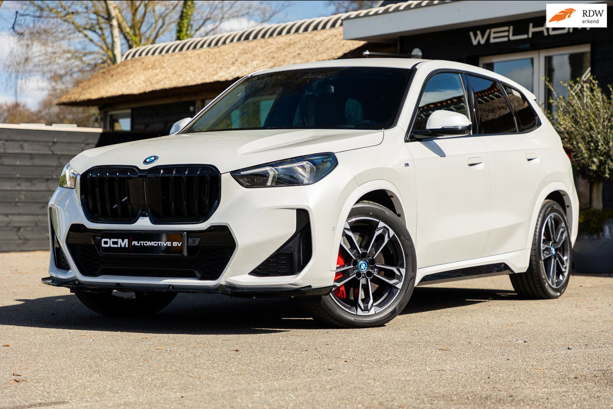 BMW iX1 EDrive 20 M Sport Live Cockpit I Mineralweiss Metallic I Head Up I Led I CarPlay I 360 Camera I M-Sportremmen rood I BTW