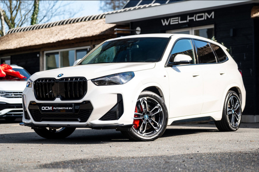 BMW iX1 EDrive 20 M Sport Live Cockpit I Mineralweiss Metallic I Head Up I Led I CarPlay I 360 Camera I M-Sportremmen rood I BTW