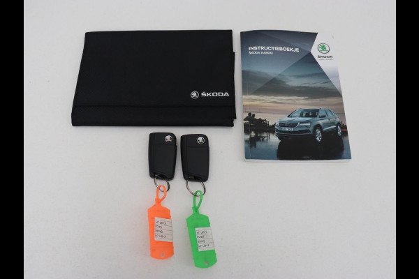 Škoda Karoq 1.5 TSI Sportline | Panoramadak | Stoelverwarming | Adaptive cruise | Camera | Sportstoelen | Virtual Cockpit | Navigatie | Sfeerverlichting | Full LED | 18'' | Keyless | Climate control