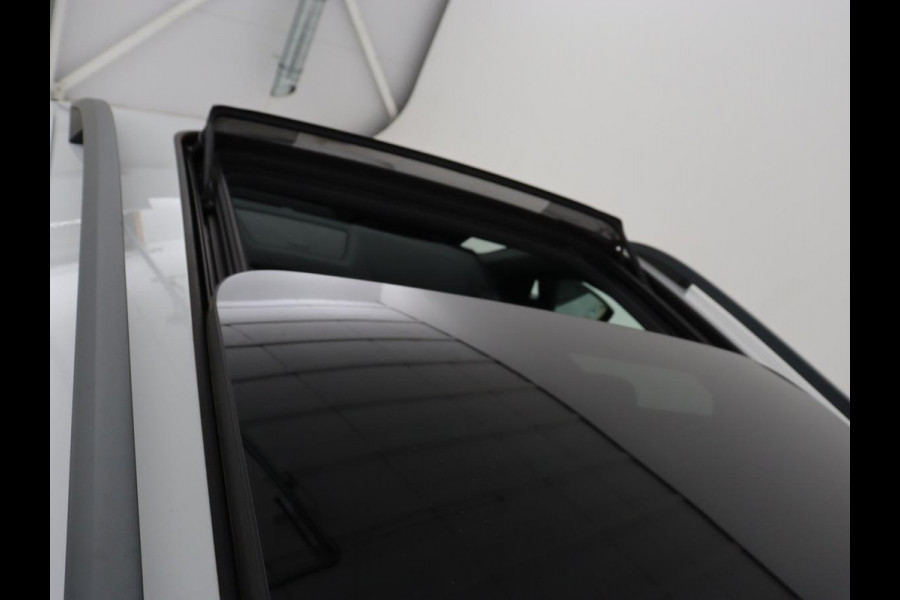 Škoda Karoq 1.5 TSI Sportline | Panoramadak | Stoelverwarming | Adaptive cruise | Camera | Sportstoelen | Virtual Cockpit | Navigatie | Sfeerverlichting | Full LED | 18'' | Keyless | Climate control