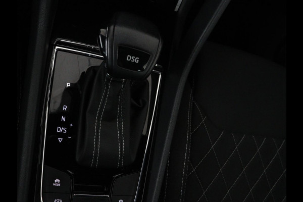 Škoda Karoq 1.5 TSI Sportline | Panoramadak | Stoelverwarming | Adaptive cruise | Camera | Sportstoelen | Virtual Cockpit | Navigatie | Sfeerverlichting | Full LED | 18'' | Keyless | Climate control