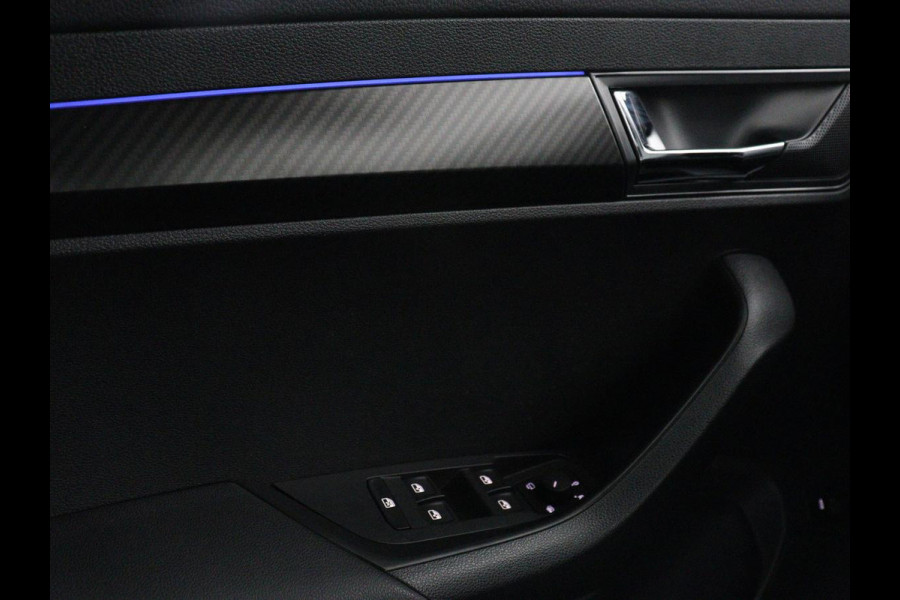 Škoda Karoq 1.5 TSI Sportline | Panoramadak | Stoelverwarming | Adaptive cruise | Camera | Sportstoelen | Virtual Cockpit | Navigatie | Sfeerverlichting | Full LED | 18'' | Keyless | Climate control