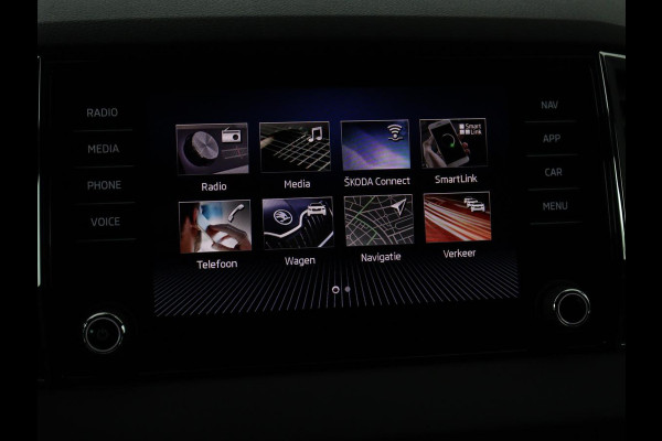 Škoda Karoq 1.5 TSI Sportline | Panoramadak | Stoelverwarming | Adaptive cruise | Camera | Sportstoelen | Virtual Cockpit | Navigatie | Sfeerverlichting | Full LED | 18'' | Keyless | Climate control