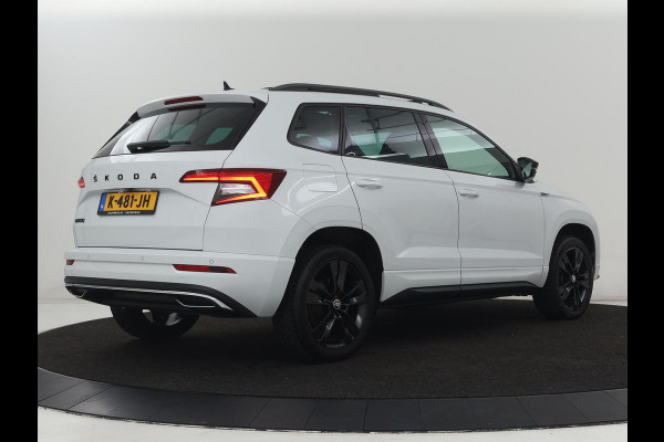 Škoda Karoq 1.5 TSI Sportline | Panoramadak | Stoelverwarming | Adaptive cruise | Camera | Sportstoelen | Virtual Cockpit | Navigatie | Sfeerverlichting | Full LED | 18'' | Keyless | Climate control