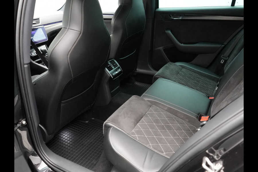 Škoda Superb Combi 1.4 TSI iV Sportline Business PHEV 218pk Dealer O.H | Trekhaak af Fabriek | Adaptive Cruise | 360 Camera | Alcantara Sportstoelen Memory & Verwarmd | 19"L.M | Keyless | Crystal LED | Plug In Hybrid |