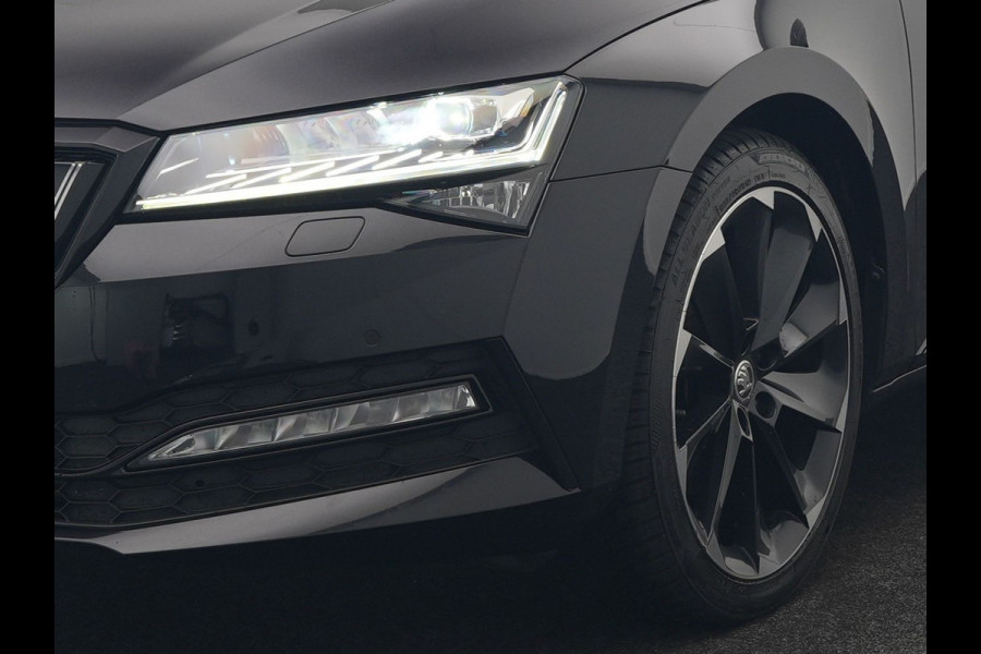 Škoda Superb Combi 1.4 TSI iV Sportline Business PHEV 218pk Dealer O.H | Trekhaak af Fabriek | Adaptive Cruise | 360 Camera | Alcantara Sportstoelen Memory & Verwarmd | 19"L.M | Keyless | Crystal LED | Plug In Hybrid |