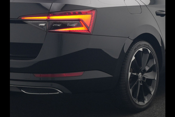 Škoda Superb Combi 1.4 TSI iV Sportline Business PHEV 218pk Dealer O.H | Trekhaak af Fabriek | Adaptive Cruise | 360 Camera | Alcantara Sportstoelen Memory & Verwarmd | 19"L.M | Keyless | Crystal LED | Plug In Hybrid |