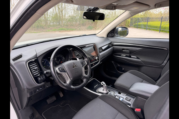 Mitsubishi Outlander 2.4 PHEV AWD Plug-in Hybride Intense+ Navigatie Camera Trekhaak