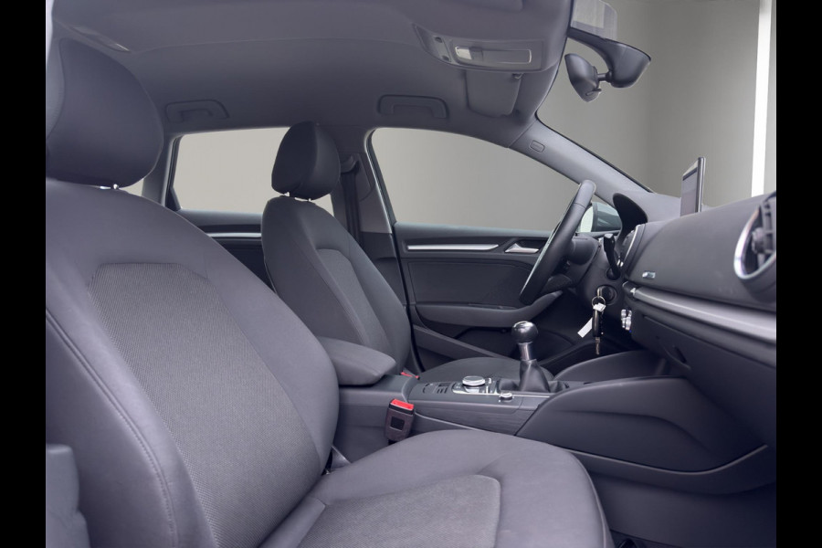 Audi A3 Sportback 30 TFSI | Navi | Parkeersensors V+A | Airco (automatisch) | 16"| Bluetooth |