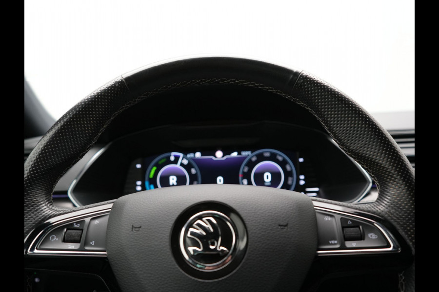 Škoda Superb Combi 1.4 TSI iV Sportline Business PHEV 218pk Dealer O.H | Trekhaak af Fabriek | Adaptive Cruise | 360 Camera | Alcantara Sportstoelen Memory & Verwarmd | 19"L.M | Keyless | Crystal LED | Plug In Hybrid |