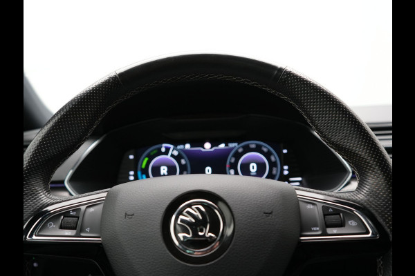 Škoda Superb Combi 1.4 TSI iV Sportline Business PHEV 218pk Dealer O.H | Trekhaak af Fabriek | Adaptive Cruise | 360 Camera | Alcantara Sportstoelen Memory & Verwarmd | 19"L.M | Keyless | Crystal LED | Plug In Hybrid |
