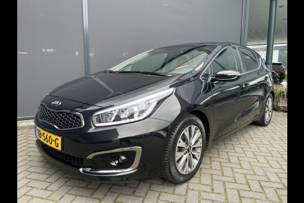 Kia cee'd 1.6 GDI DynamicLine Achteruitrijcamera - Apple carplay - Trekhaak afneembaar - Parkeersensor achter - Cruise control - Bluetooth - Elektrische ramen - Led verlichting - Radio - Stuur multifunctioneel - Stuur leder - Start/stop systeem - Licht metalen velgen 16 inch - Mistlampen voor - Navigatie