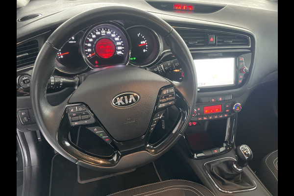 Kia cee'd 1.6 GDI DynamicLine Achteruitrijcamera - Apple carplay - Trekhaak afneembaar - Parkeersensor achter - Cruise control - Bluetooth - Elektrische ramen - Led verlichting - Radio - Stuur multifunctioneel - Stuur leder - Start/stop systeem - Licht metalen velgen 16 inch - Mistlampen voor - Navigatie