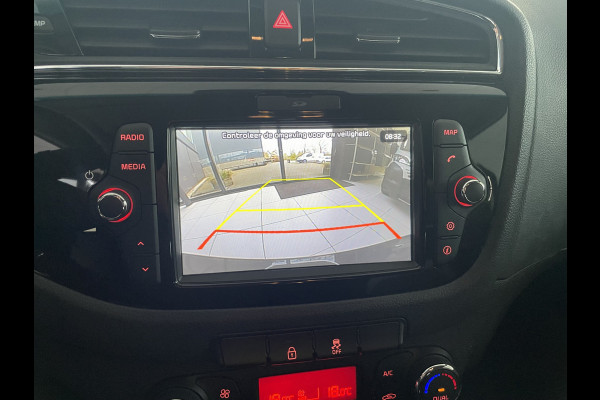 Kia cee'd 1.6 GDI DynamicLine Achteruitrijcamera - Apple carplay - Trekhaak afneembaar - Parkeersensor achter - Cruise control - Bluetooth - Elektrische ramen - Led verlichting - Radio - Stuur multifunctioneel - Stuur leder - Start/stop systeem - Licht metalen velgen 16 inch - Mistlampen voor - Navigatie