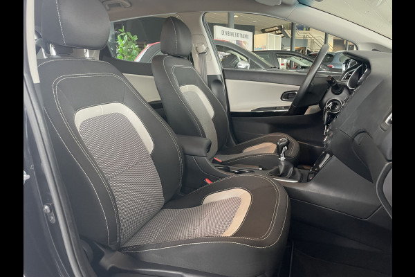 Kia cee'd 1.6 GDI DynamicLine Achteruitrijcamera - Apple carplay - Trekhaak afneembaar - Parkeersensor achter - Cruise control - Bluetooth - Elektrische ramen - Led verlichting - Radio - Stuur multifunctioneel - Stuur leder - Start/stop systeem - Licht metalen velgen 16 inch - Mistlampen voor - Navigatie