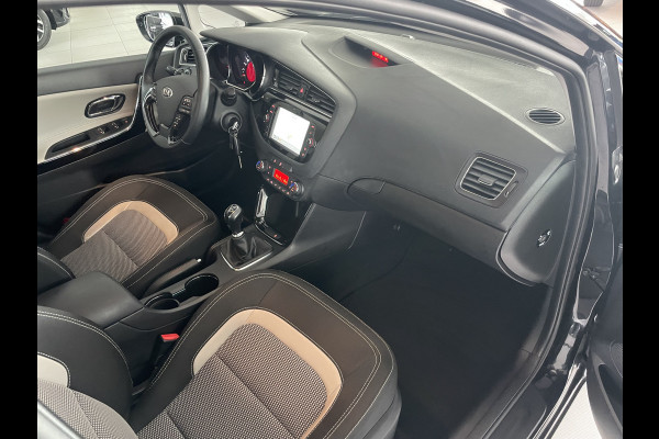 Kia cee'd 1.6 GDI DynamicLine Achteruitrijcamera - Apple carplay - Trekhaak afneembaar - Parkeersensor achter - Cruise control - Bluetooth - Elektrische ramen - Led verlichting - Radio - Stuur multifunctioneel - Stuur leder - Start/stop systeem - Licht metalen velgen 16 inch - Mistlampen voor - Navigatie
