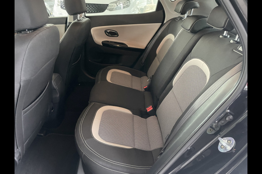 Kia cee'd 1.6 GDI DynamicLine Achteruitrijcamera - Apple carplay - Trekhaak afneembaar - Parkeersensor achter - Cruise control - Bluetooth - Elektrische ramen - Led verlichting - Radio - Stuur multifunctioneel - Stuur leder - Start/stop systeem - Licht metalen velgen 16 inch - Mistlampen voor - Navigatie