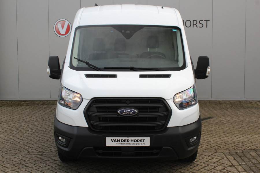 Ford Transit 350 2.0-130pk TDCI L3H2 Trend. Nette bedrijfswagen die u nog jaren van dienst kan zijn ! Volledige fotoreportage volgt na poetsen. Airco, cruise cntrl, camera, pdc v+a, stoel-, spiegel- en voorraamverw., navigatie, telefoonvoorb., boordcomputer, armsteun etc.