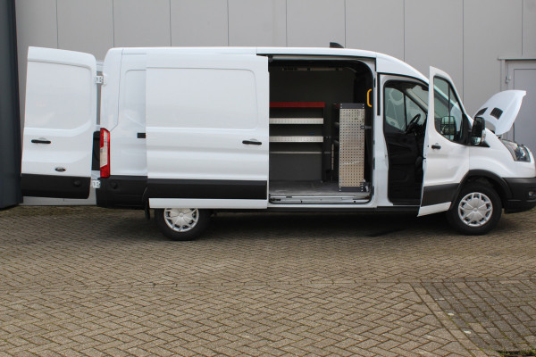 Ford Transit 350 2.0-130pk TDCI L3H2 Trend. Nette bedrijfswagen die u nog jaren van dienst kan zijn ! Volledige fotoreportage volgt na poetsen. Airco, cruise cntrl, camera, pdc v+a, stoel-, spiegel- en voorraamverw., navigatie, telefoonvoorb., boordcomputer, armsteun etc.