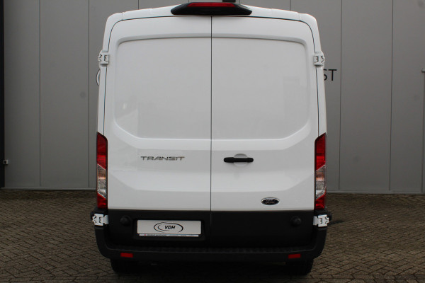 Ford Transit 350 2.0-130pk TDCI L3H2 Trend. Nette bedrijfswagen die u nog jaren van dienst kan zijn ! Volledige fotoreportage volgt na poetsen. Airco, cruise cntrl, camera, pdc v+a, stoel-, spiegel- en voorraamverw., navigatie, telefoonvoorb., boordcomputer, armsteun etc.