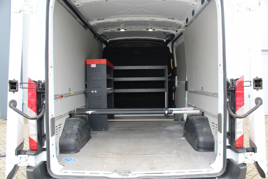Ford Transit 350 2.0-130pk TDCI L3H2 Trend. Nette bedrijfswagen die u nog jaren van dienst kan zijn ! Volledige fotoreportage volgt na poetsen. Airco, cruise cntrl, camera, pdc v+a, stoel-, spiegel- en voorraamverw., navigatie, telefoonvoorb., boordcomputer, armsteun etc.