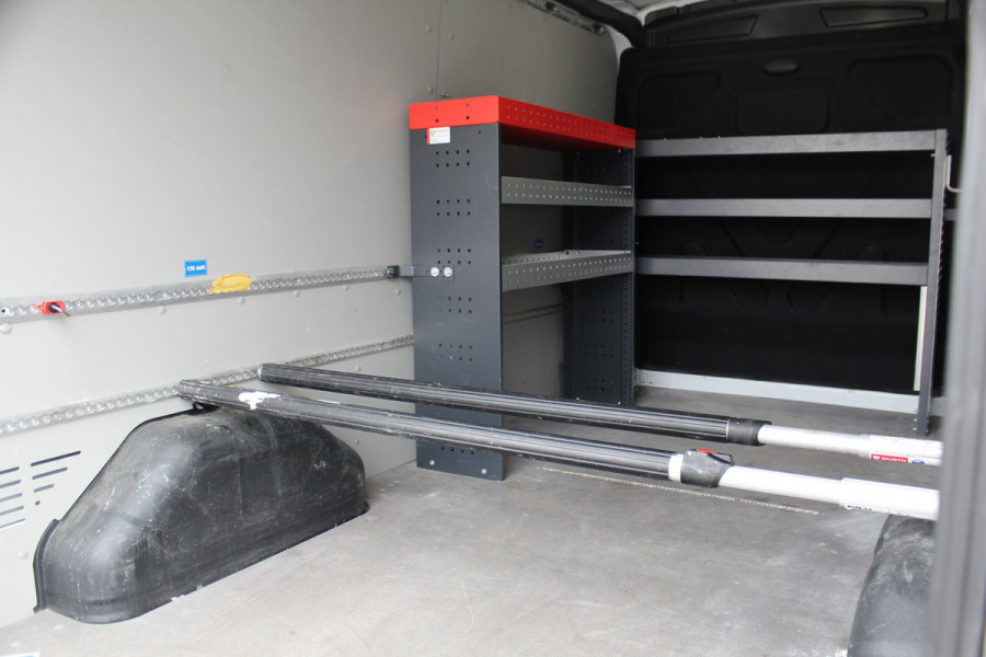 Ford Transit 350 2.0-130pk TDCI L3H2 Trend. Nette bedrijfswagen die u nog jaren van dienst kan zijn ! Volledige fotoreportage volgt na poetsen. Airco, cruise cntrl, camera, pdc v+a, stoel-, spiegel- en voorraamverw., navigatie, telefoonvoorb., boordcomputer, armsteun etc.