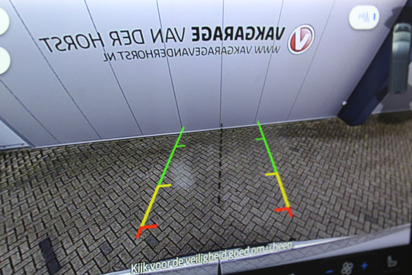 Ford Transit 350 2.0-130pk TDCI L3H2 Trend. Nette bedrijfswagen die u nog jaren van dienst kan zijn ! Volledige fotoreportage volgt na poetsen. Airco, cruise cntrl, camera, pdc v+a, stoel-, spiegel- en voorraamverw., navigatie, telefoonvoorb., boordcomputer, armsteun etc.