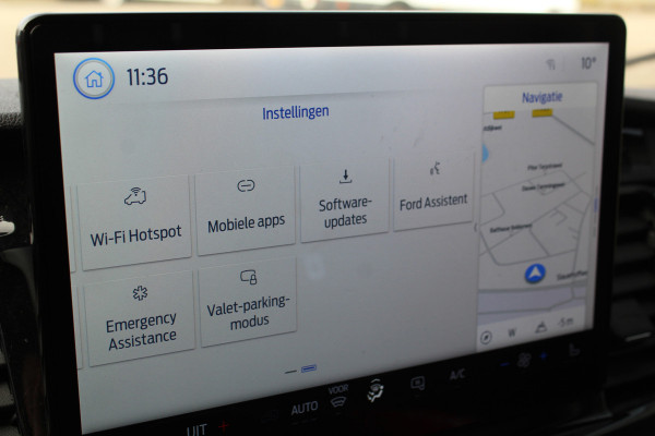 Ford Transit 350 2.0-130pk TDCI L3H2 Trend. Nette bedrijfswagen die u nog jaren van dienst kan zijn ! Volledige fotoreportage volgt na poetsen. Airco, cruise cntrl, camera, pdc v+a, stoel-, spiegel- en voorraamverw., navigatie, telefoonvoorb., boordcomputer, armsteun etc.