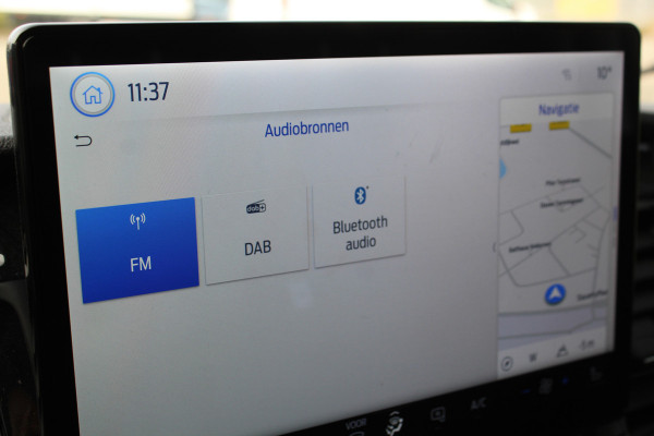 Ford Transit 350 2.0-130pk TDCI L3H2 Trend. Nette bedrijfswagen die u nog jaren van dienst kan zijn ! Volledige fotoreportage volgt na poetsen. Airco, cruise cntrl, camera, pdc v+a, stoel-, spiegel- en voorraamverw., navigatie, telefoonvoorb., boordcomputer, armsteun etc.