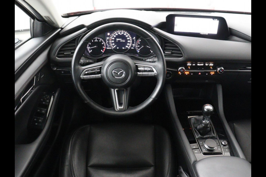 Mazda 3 2.0 e-SkyActiv-X M Hybrid 180 Luxury | Leder | Head-Up | Stoelverwarming | Trekhaak | Bose Sound | Camera | Carplay | Memory | Adaptive cruise | Navigatie | Full LED | Stuurverwarming | Keyless