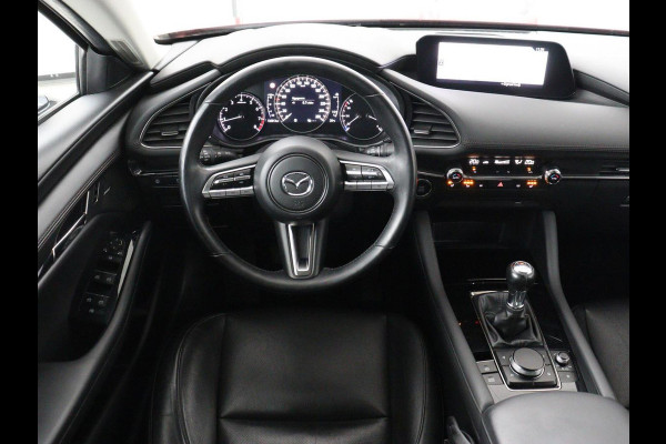 Mazda 3 2.0 e-SkyActiv-X M Hybrid 180 Luxury | Leder | Head-Up | Stoelverwarming | Trekhaak | Bose Sound | Camera | Carplay | Memory | Adaptive cruise | Navigatie | Full LED | Stuurverwarming | Keyless