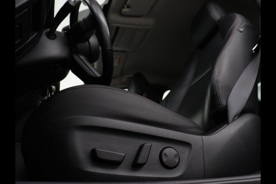 Mazda 3 2.0 e-SkyActiv-X M Hybrid 180 Luxury | Leder | Head-Up | Stoelverwarming | Trekhaak | Bose Sound | Camera | Carplay | Memory | Adaptive cruise | Navigatie | Full LED | Stuurverwarming | Keyless