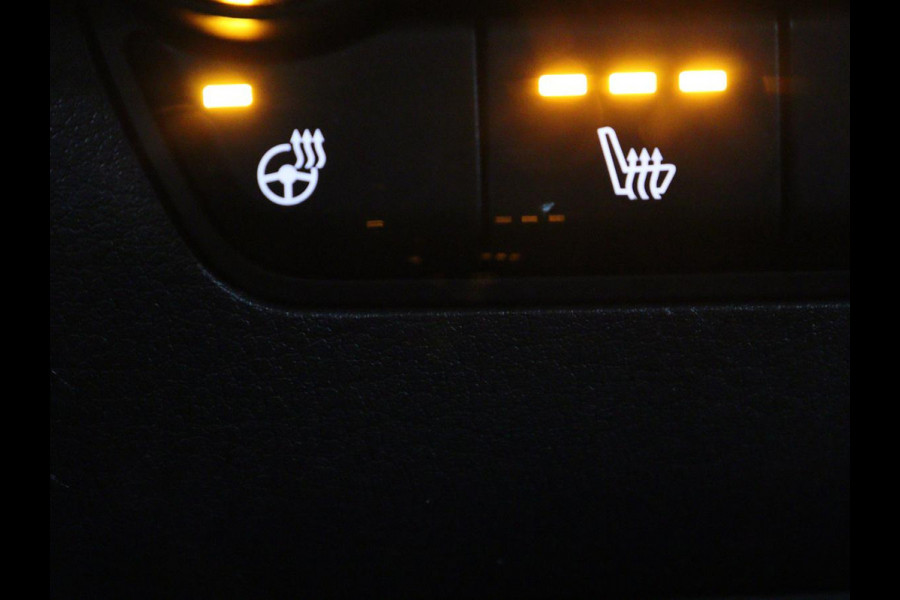 Mazda 3 2.0 e-SkyActiv-X M Hybrid 180 Luxury | Leder | Head-Up | Stoelverwarming | Trekhaak | Bose Sound | Camera | Carplay | Memory | Adaptive cruise | Navigatie | Full LED | Stuurverwarming | Keyless