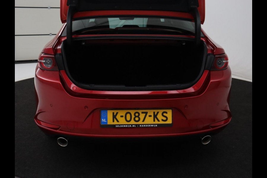 Mazda 3 2.0 e-SkyActiv-X M Hybrid 180 Luxury | Leder | Head-Up | Stoelverwarming | Trekhaak | Bose Sound | Camera | Carplay | Memory | Adaptive cruise | Navigatie | Full LED | Stuurverwarming | Keyless