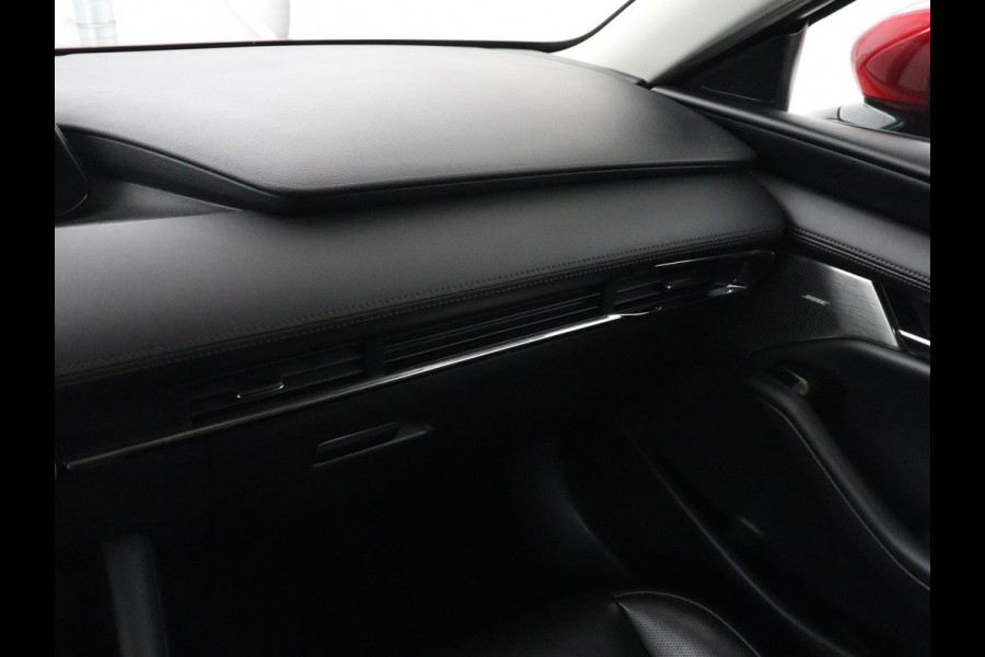 Mazda 3 2.0 e-SkyActiv-X M Hybrid 180 Luxury | Leder | Head-Up | Stoelverwarming | Trekhaak | Bose Sound | Camera | Carplay | Memory | Adaptive cruise | Navigatie | Full LED | Stuurverwarming | Keyless