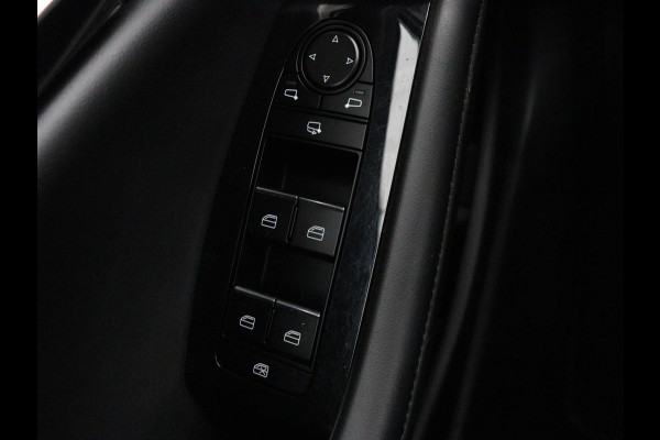 Mazda 3 2.0 e-SkyActiv-X M Hybrid 180 Luxury | Leder | Head-Up | Stoelverwarming | Trekhaak | Bose Sound | Camera | Carplay | Memory | Adaptive cruise | Navigatie | Full LED | Stuurverwarming | Keyless